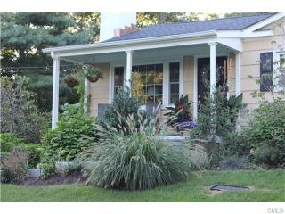 640 Brookside Dr, Fairfield, CT 06824 exterior