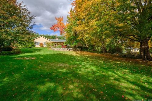1 Colonial Rd, Danbury, CT 06812 exterior