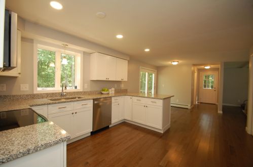 18 Hazelnut Ln, Londonderry, NH 03053 exterior