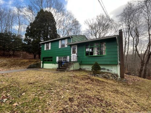 25 Willow Ln, Gales Ferry, CT 06339 exterior