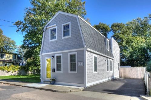 5 Heath St, Middletown, RI 02840 exterior