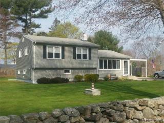 5 Lee Rd, Waterford, CT 06385 exterior