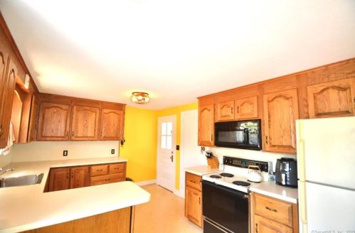 16 Oak Grove St, Manchester, CT 06040 exterior
