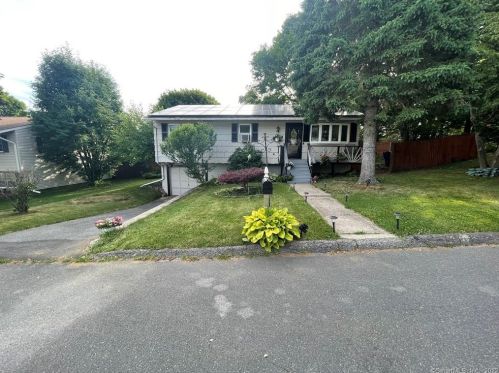 8 Cornfield Rd, Waterbury, CT 06704 exterior