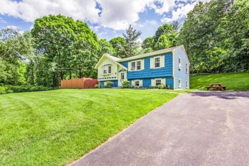 67 Treaty Elm Ln, Stow, MA 01775 exterior