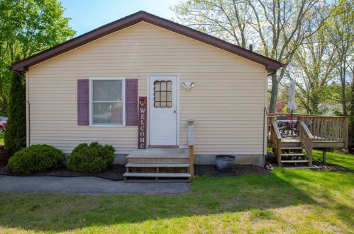 4 Lorraine Rd, Westerly, RI 02891 exterior