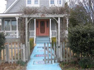 27 Palmer Rd, Waterford, CT 06385 exterior