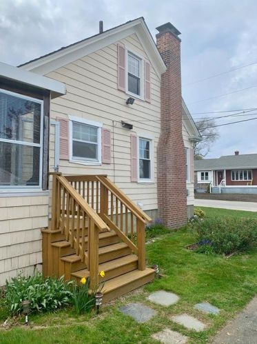 15 Hobson Ave, Tiverton, RI 02878 exterior