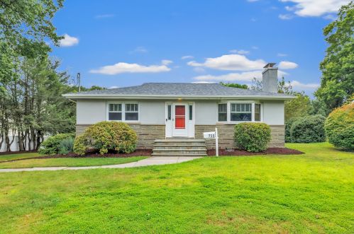 735 Chickadee Ln, Stratford, CT 06614 exterior