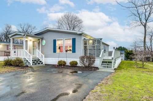 285 Cooper Ln, East-Greenwich, RI 02818 exterior