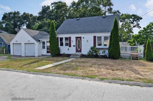 221 George Arden Ave, Warwick, RI 02886 exterior