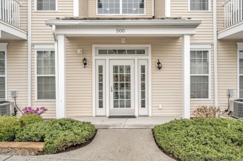 527 Center Meadow Ln, Danbury, CT exterior