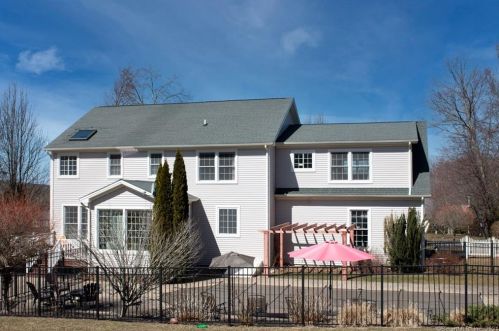 4 White Oak Ln, Quaker Hill, CT 06375 exterior
