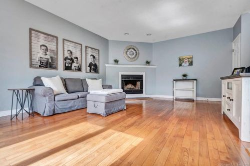 1402 Mill Pond Dr, Wapping, CT 06074 exterior