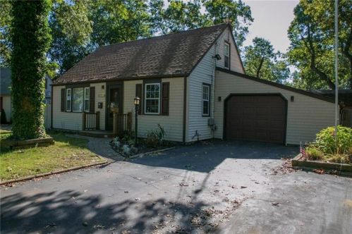 100 Fairway Ln, Warwick, RI 02889 exterior