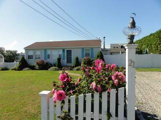 21 Cypress Ave, Narragansett, RI 02882 exterior