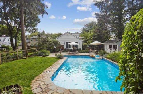 82 Cutspring Rd, Stratford, CT 06614 exterior
