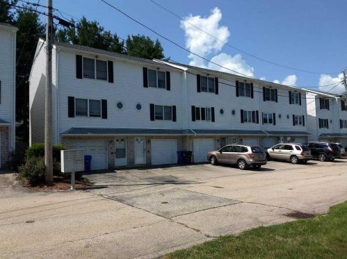 40 Sunflower Cir, North Providence, RI 02911 exterior
