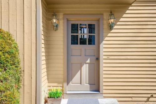 28 Tungsten Cir, Bridgeport, CT 06611 exterior
