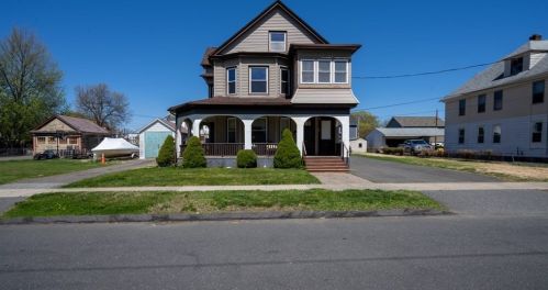 21 Ducharme Ave, Chicopee, MA 01013 exterior