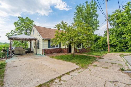 245 Sayles St, Woonsocket, RI 02895 exterior