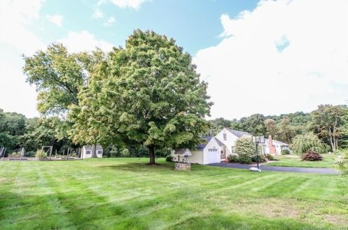 8 Evergreen Rd, Sandy Hook, CT 06482 exterior
