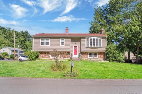 96 Pinecrest Dr, Waterbury, CT 06708 exterior