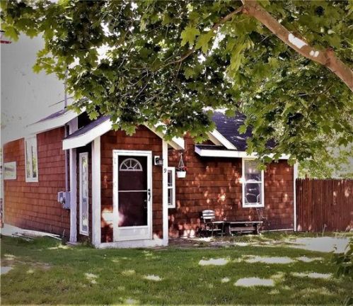 9 Birch Swamp Rd, Warren, RI 02885 exterior