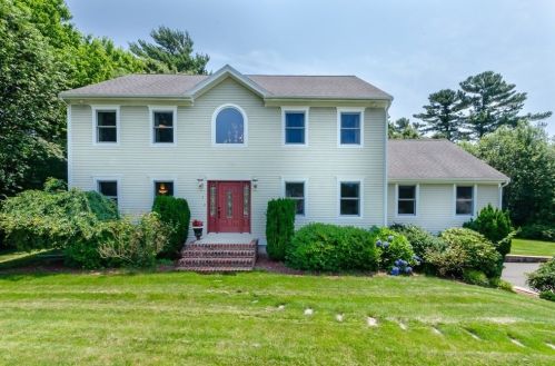 4 Gabriel Farm Dr, New-Bedford, MA 02743 exterior