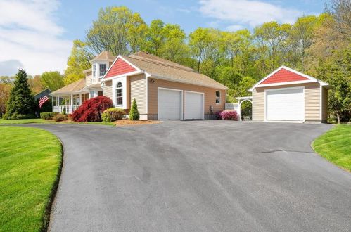 16 Mayflower Dr, Valley Falls, RI 02864 exterior