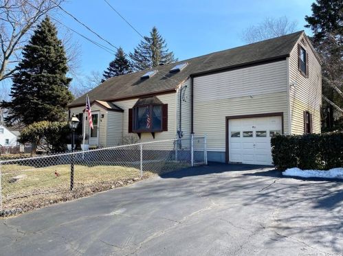 330 Nutmeg Rd, Bridgeport, CT 06610 exterior