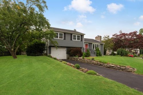 70 Sandro Dr, Warwick, RI 02886 exterior