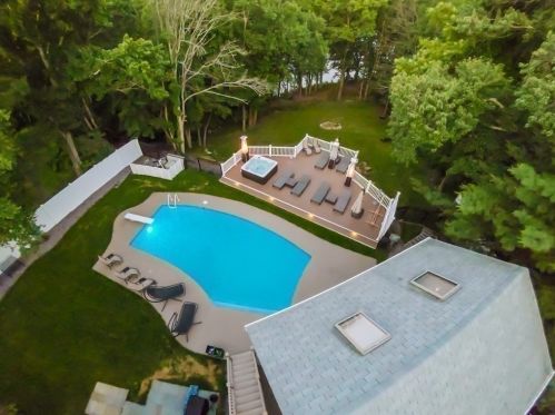372 Singletary Ln, Framingham, MA 01702 exterior