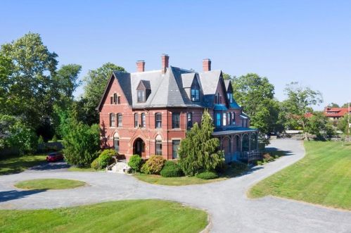 30 Red Cross Ave, Newport, RI 02840 exterior