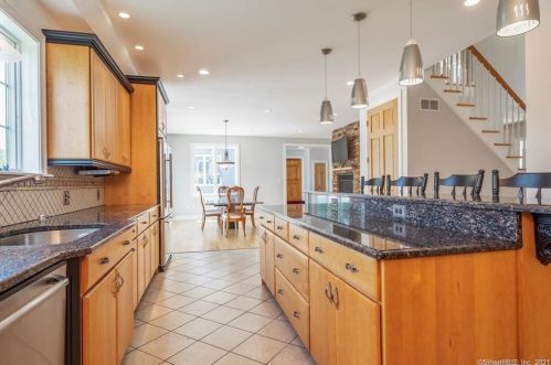 96 Sachem Dr, Middletown, CT 06457 exterior