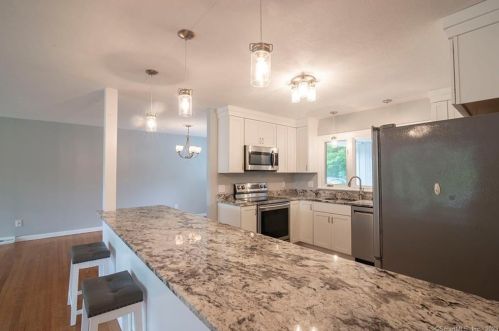 9 Ledge Rock Rd, Niantic, CT 06357 exterior