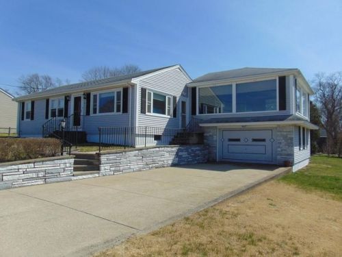 8 Christopher Dr, Westport, MA 02790 exterior