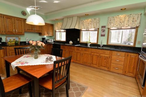 31 Laurel Dr, Upper Stepney, CT 06468 exterior