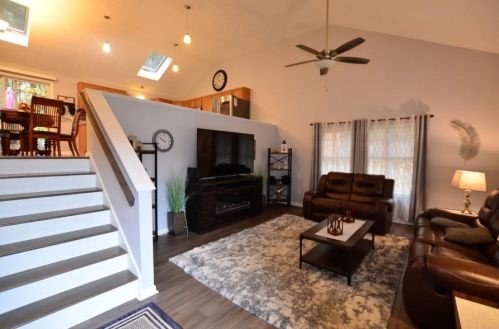 27 Glasgow Cir, Hudson, NH 03051 exterior