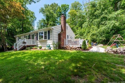7 Hillside Dr, Gales-Ferry, CT 06335 exterior