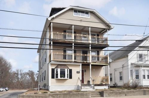 572 Manville Rd, Woonsocket, RI 02895 exterior
