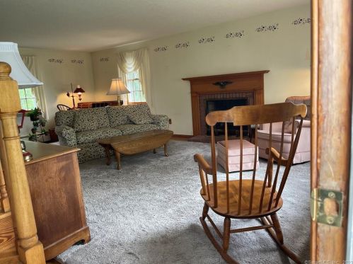 38 Fernwood Dr, Windsor-Locks, CT 06096 exterior