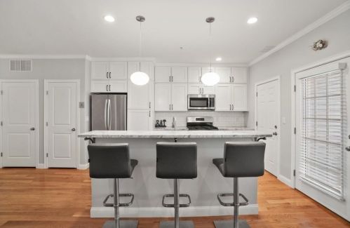 242 5Th St, Roxbury-Xing, MA 02127 exterior
