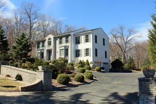 4 Fox Den Rd, Danbury, CT 06811 exterior