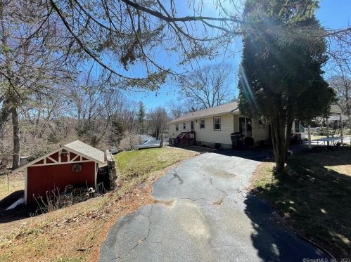 4 Hillside Dr, Gales-Ferry, CT 06335 exterior