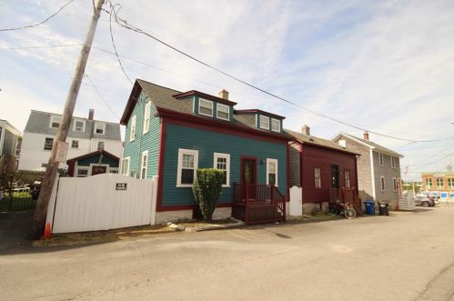 15 Milburn Ct, Newport, RI 02840 exterior