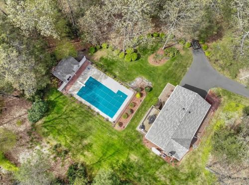 17 Horseshoe Dr, East-Granby, CT 06026 exterior