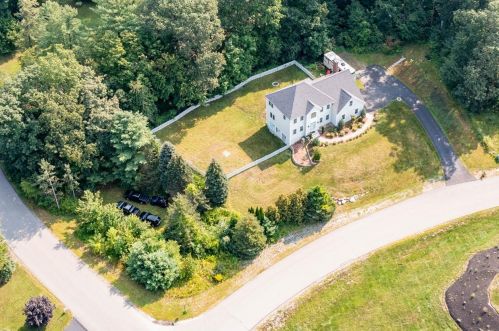 38 Hemlock St, Londonderry, NH 03053 exterior