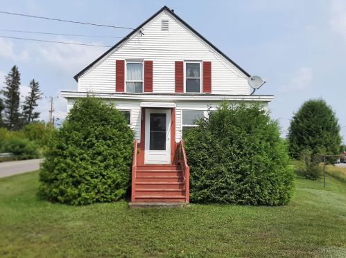 78 Pleasant St, Colebrook, NH 03576 exterior