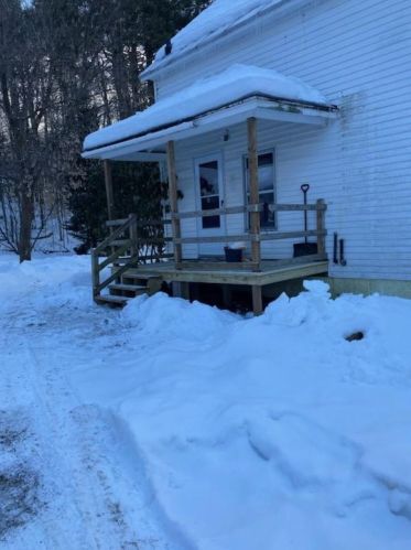 43 Parkview St, Newport, NH 03773 exterior